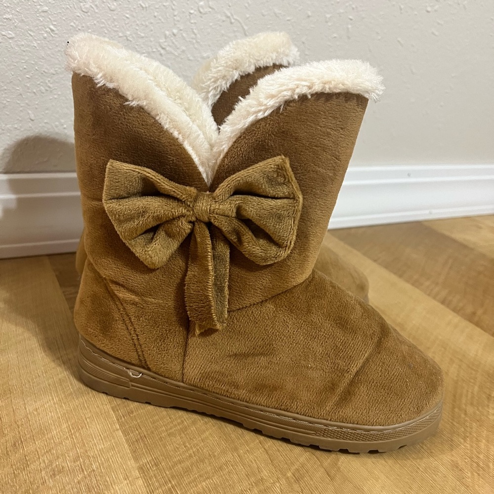 Tan Fur Lined Boots with Bows NWOT